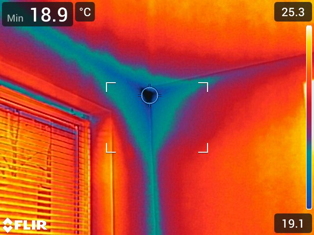Термографско изображение на зона със скрит теч в жилище